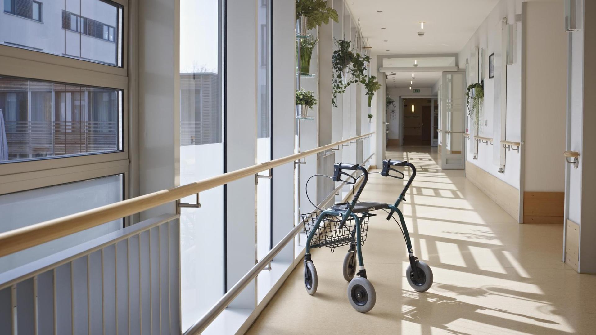 Korridor eines Pflegeheims in dem ein Rollator steht. Korridor eines Pflegeheims in dem ein Rollator steht.