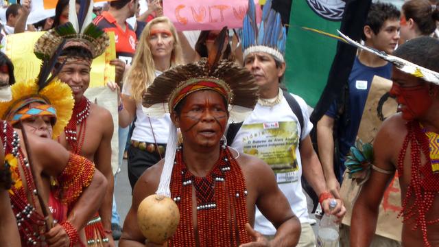 Nachfahren von brasilianischen Ureinwohnern protestieren gegen die Räumung um das Stadion Maracana.