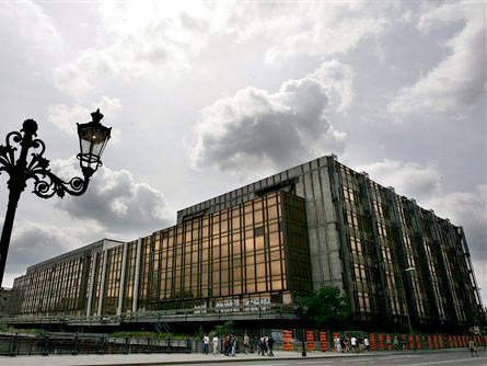 Das ehemalige Parlamentsgebäude der DDR, der Palast der Republik in Berlin. Nach Angaben der Berliner Senatsverwaltung soll noch Ende diesen Jahres mit dem Abriss des Gebäudes begonnen werden.