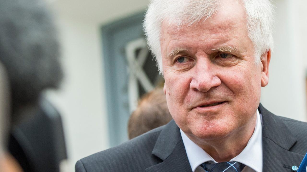 Der bayerische Ministerpräsident und CSU-Vorsitzende, Horst Seehofer, gibt am 26.04.2014 im Kloster Andechs (Bayern) vor der CSU-Vorstandsklausur Interviews. Der bayerische Ministerpräsident und CSU-Vorsitzende, Horst Seehofer, gibt am 26.04.2014 im Kloster Andechs (Bayern) vor der CSU-Vorstandsklausur Interviews.