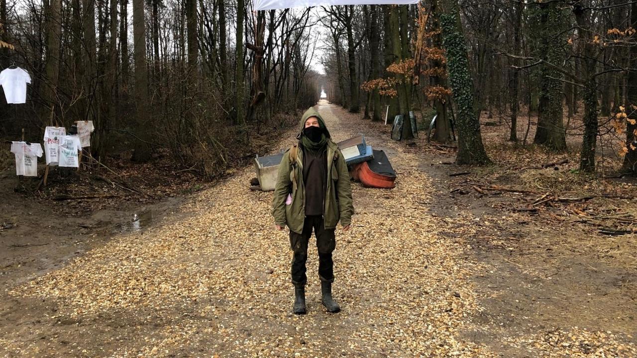 Ein Aktivist im Hambacher Forst