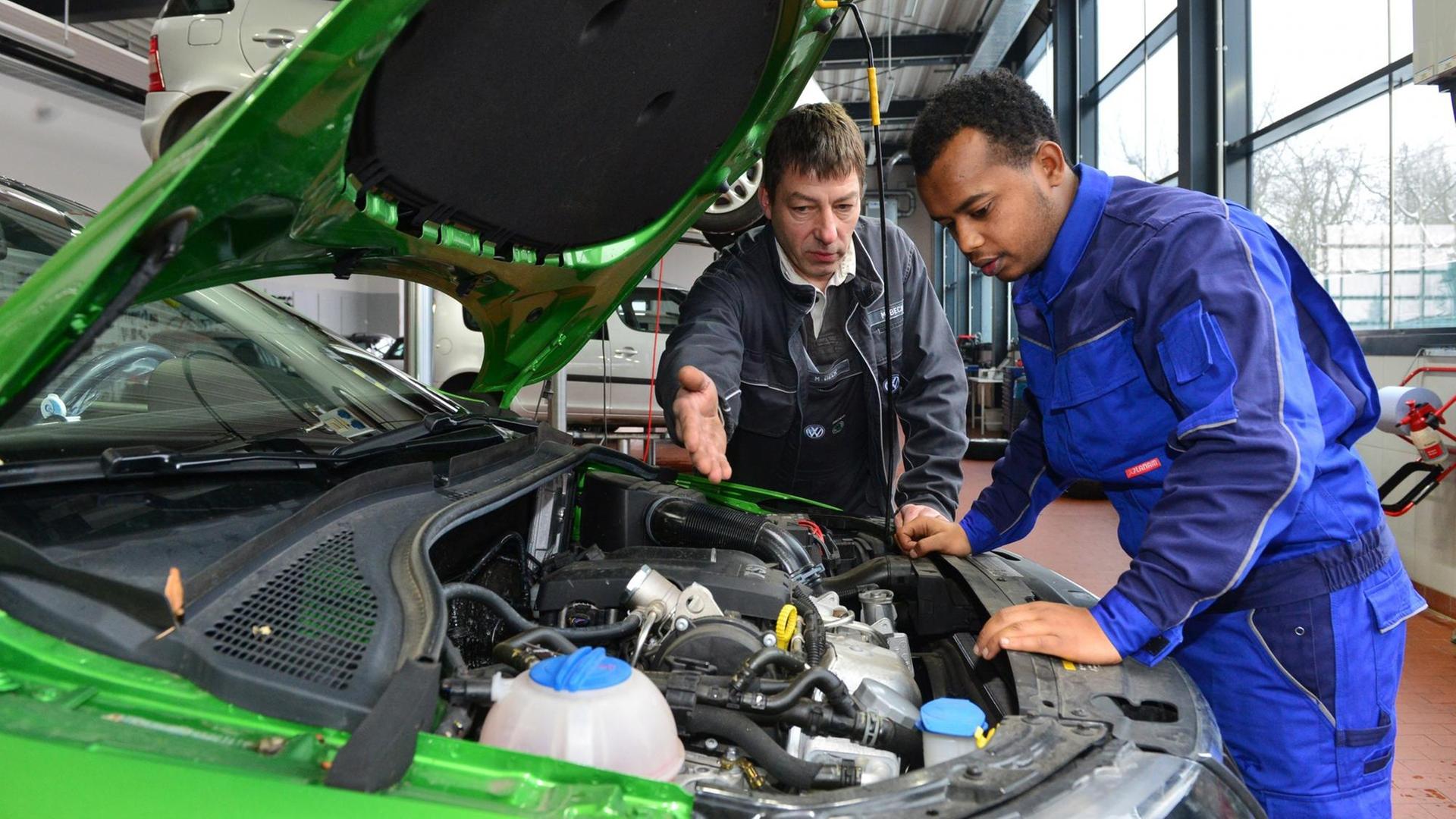 Ein Flüchtling aus Eritrea bei seinem Praktikum in einer Autowerkstatt in Nordhausen (Thüringen). Ein Flüchtling aus Eritrea bei seinem Praktikum in einer Autowerkstatt in Nordhausen (Thüringen).