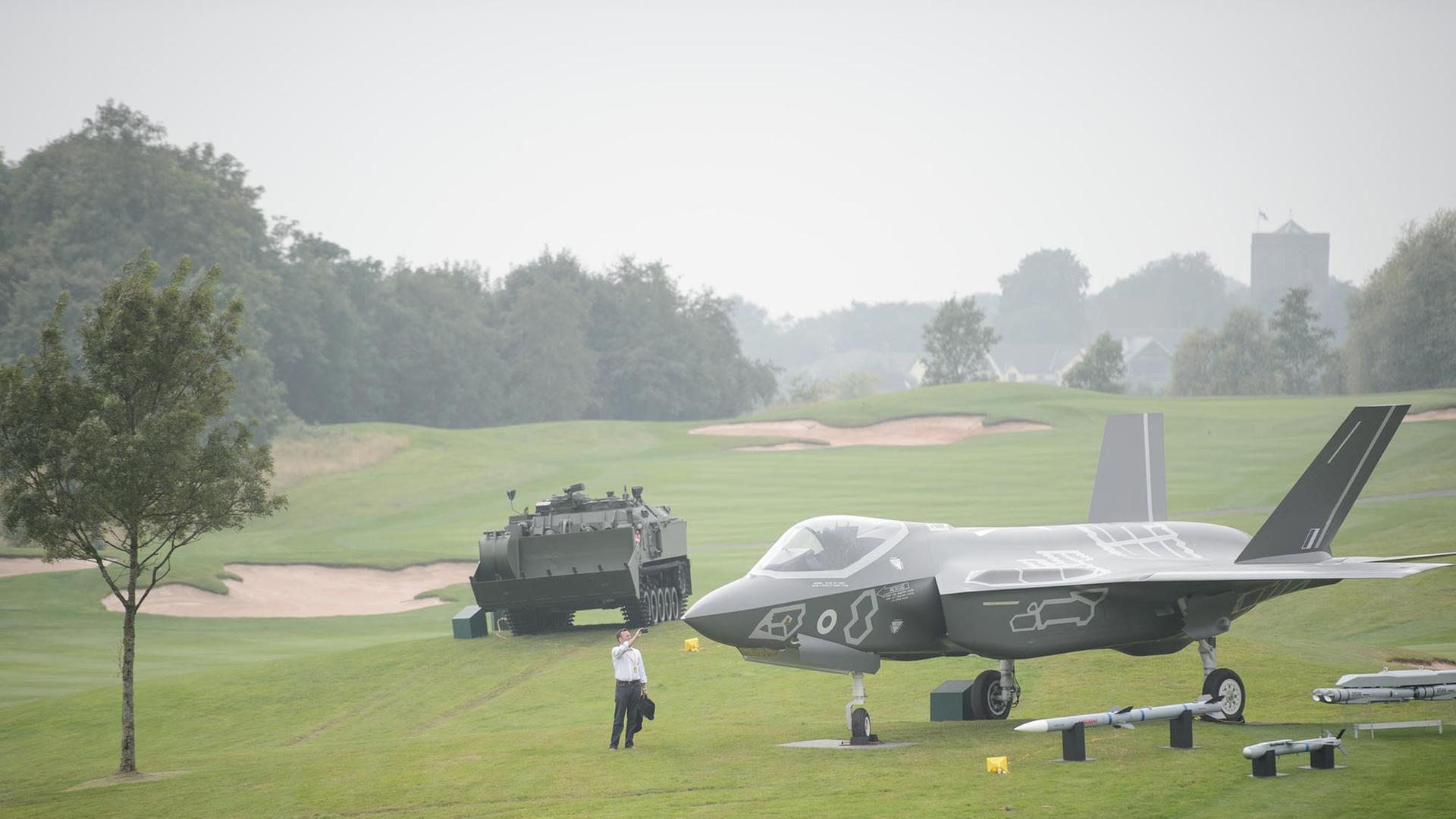 Der lebensgroße Nachbau eines Kampfjets steht auf dem Golfplatz des Celtic Manor Resort, wo vom 4. bis 5. September der NATO-Gipfel 2014 stattfinden wird.
