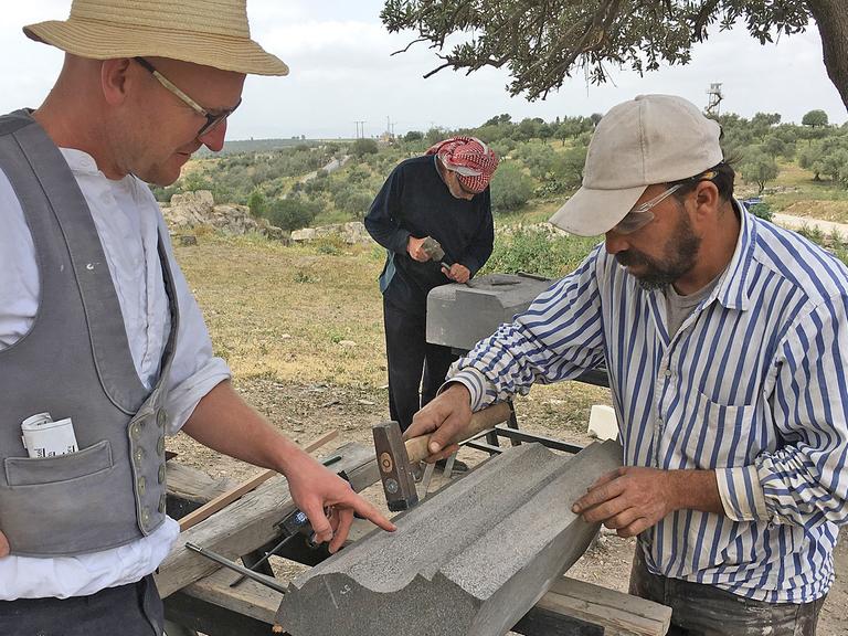 Der Weimarer Tobias Horn beim Steinmetz-Training in Jordanien.