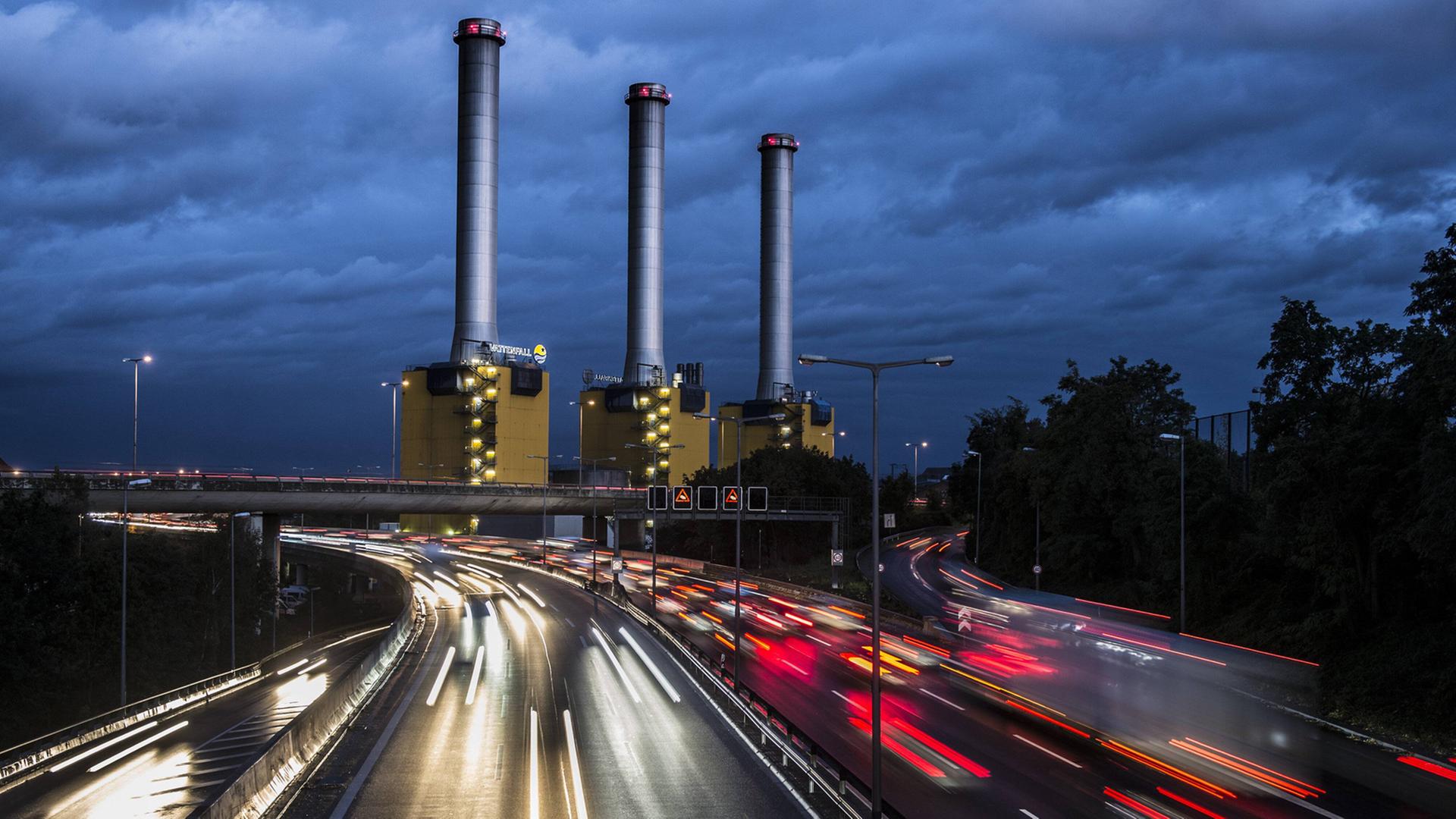 Dicht befahrene Berliner Stadtautobahn mit Blick auf das Heizkraftwerk Wilmersdorf: In den Städten sind die C02-Emmissionen besonders hoch. Dicht befahrene Berliner Stadtautobahn mit Blick auf das Heizkraftwerk Wilmersdorf: In den Städten sind die C02-Emmissionen besonders hoch.