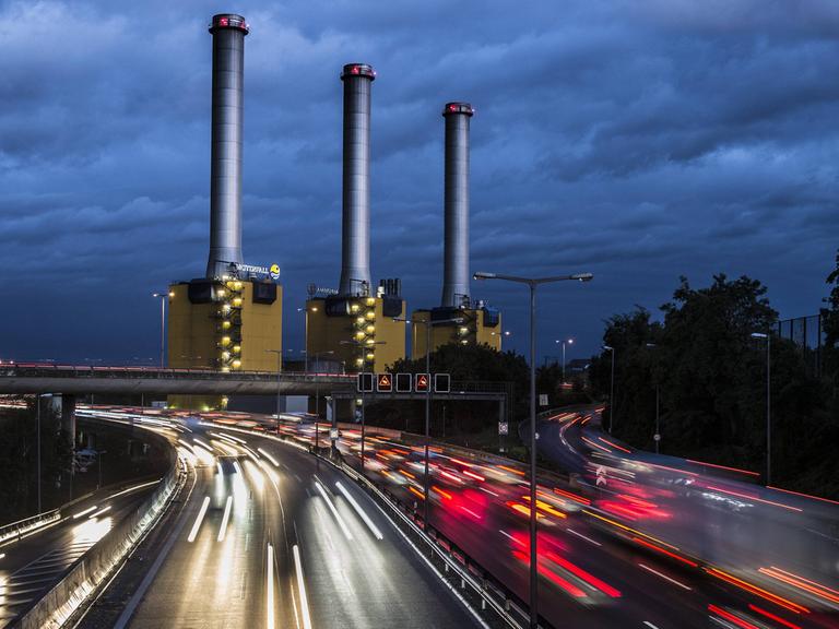 Dicht befahrene Berliner Stadtautobahn mit Blick auf das Heizkraftwerk Wilmersdorf: In den Städten sind die C02-Emmissionen besonders hoch.