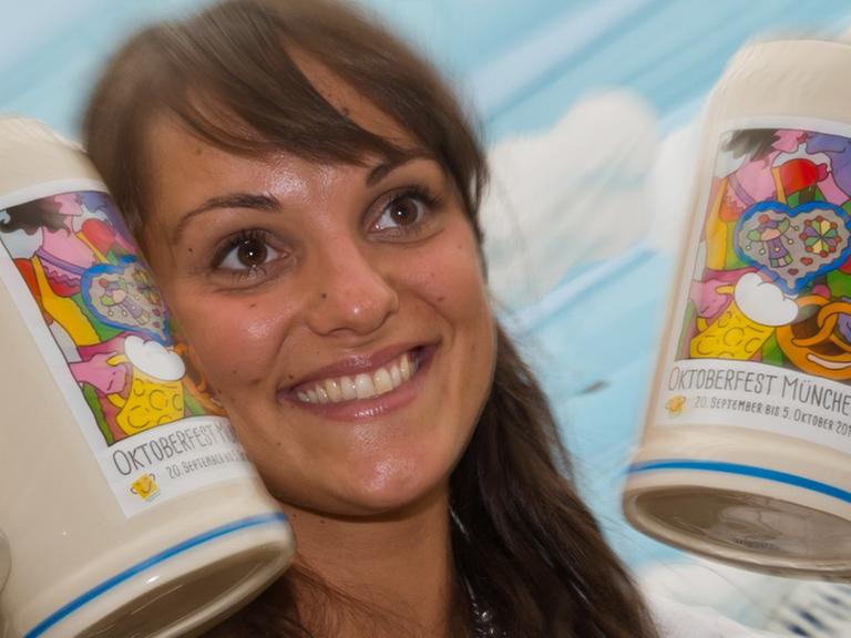 Oktoberfest-Bedienung Julia stellt den neuen Bierkrug für die Wies'n 2014 vor