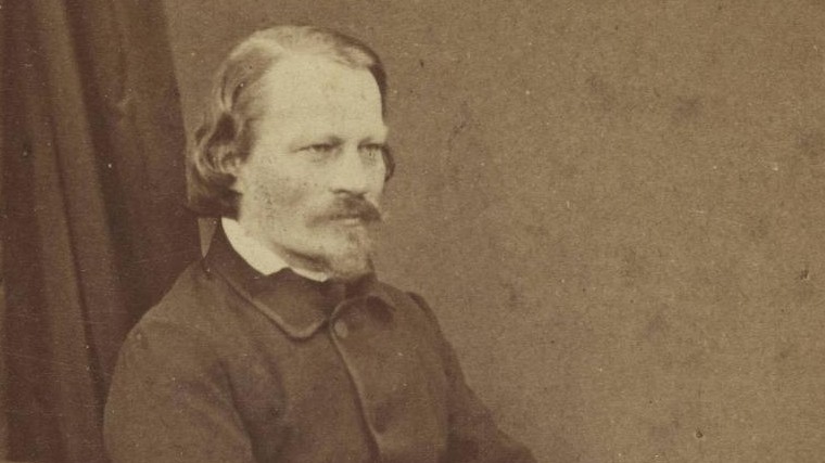 Gustav Freytag sitzt in einem Salon an einem kleinen Beistelltisch. Gustav Freytag sitzt in einem Salon an einem kleinen Beistelltisch.