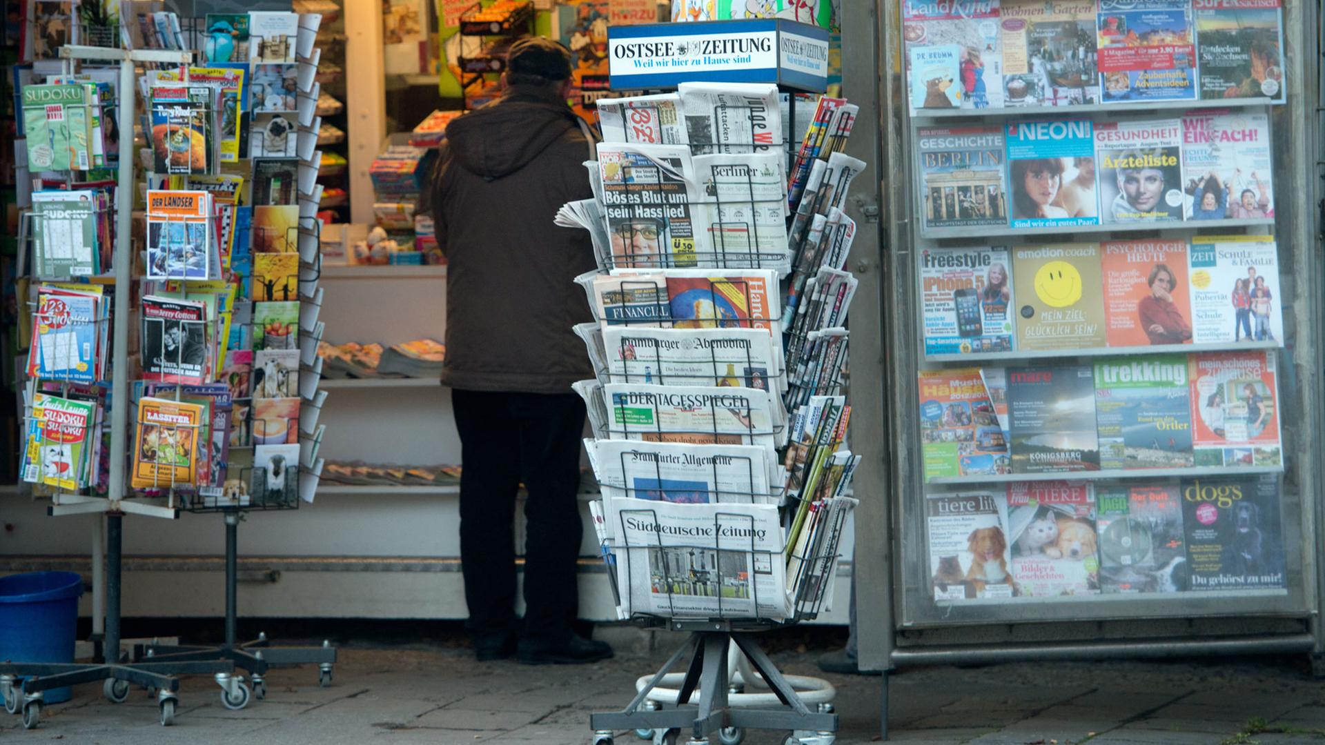 Zeitungen, Zeitschriften, Magazine und Broschüren liegen am in den Auslagen eines Zeitungskiosk in Greifswald (Mecklenburg-Vorpommern).
