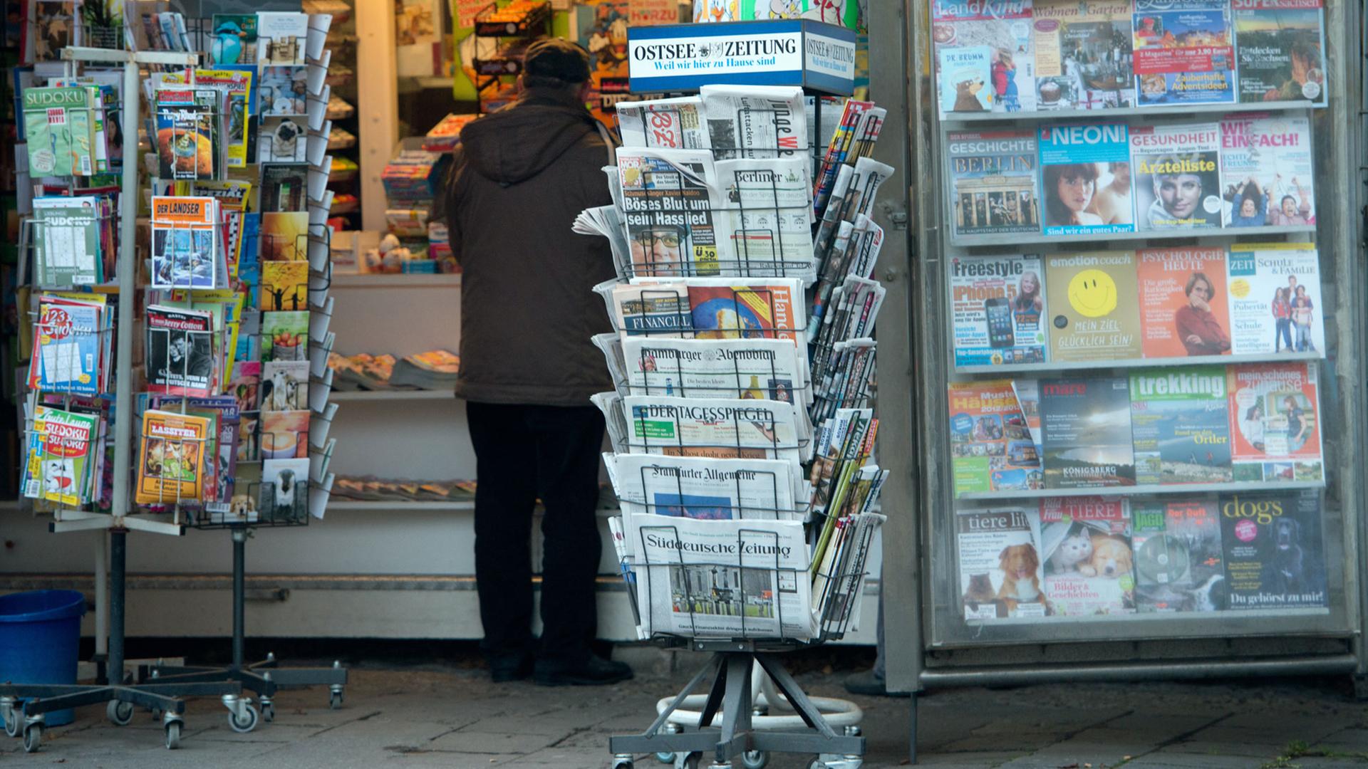 Zeitungen, Zeitschriften, Magazine und Broschüren liegen am in den Auslagen eines Zeitungskiosk in Greifswald (Mecklenburg-Vorpommern). Zeitungen, Zeitschriften, Magazine und Broschüren liegen am in den Auslagen eines Zeitungskiosk in Greifswald (Mecklenburg-Vorpommern).
