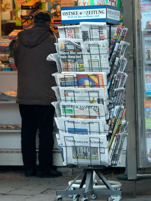 Zeitungen, Zeitschriften, Magazine und Broschüren liegen am  in den Auslagen eines Zeitungskiosk