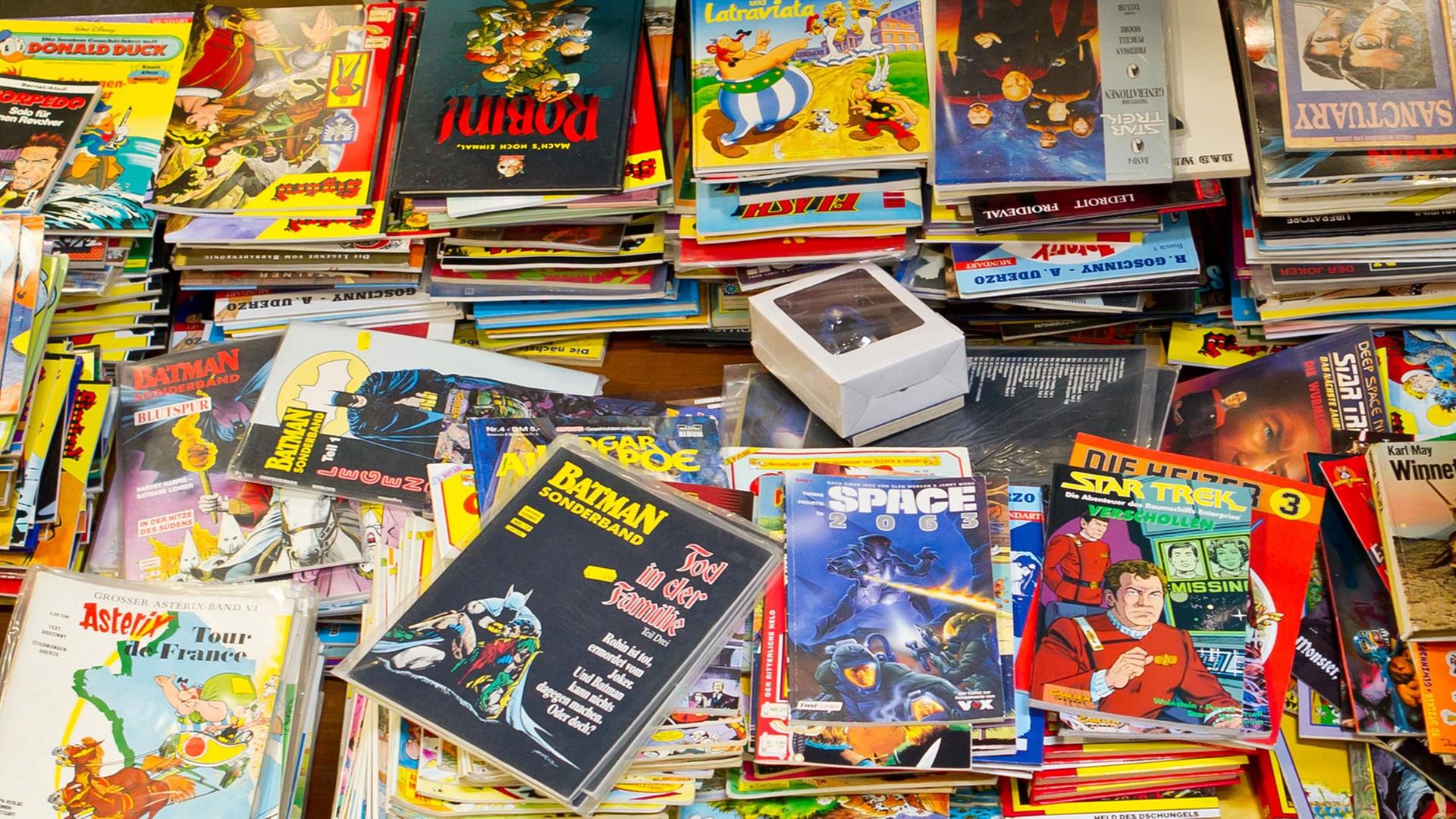 Zahlreiche Comics liegen am Donnerstag (07.06.2012) in Erlangen (Mittelfranken) auf dem 15. Internationalen Comic-Salon zum Verkauf aus. Das wichtigste Festival für grafische Literatur im deutschsprachigen Raum hat noch bis 10. Juni geöffnet. Neben den Klassikern bestimmen längst auch gesellschaftspolitische Themen die grafische Literatur.