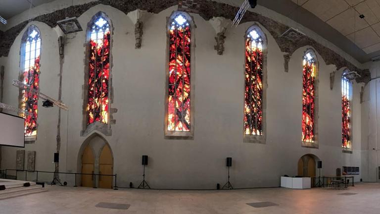 Innenraum der St.Johannis Kirche zu Magdeburg mit von Max Uhlig gestalteten Kirchenfenstern 