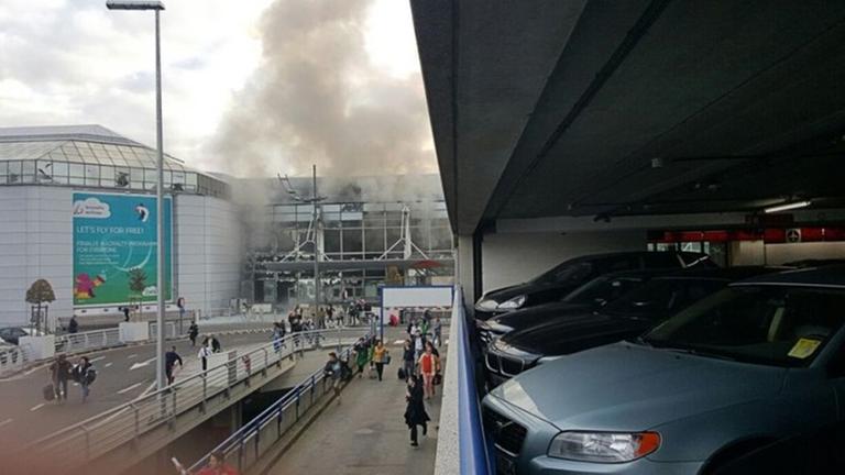Auf Twitter kursiert diese Aufnahme von den Explosionen am Brüsseler Flughafen Auf Twitter kursiert diese Aufnahme von den Explosionen am Brüsseler Flughafen