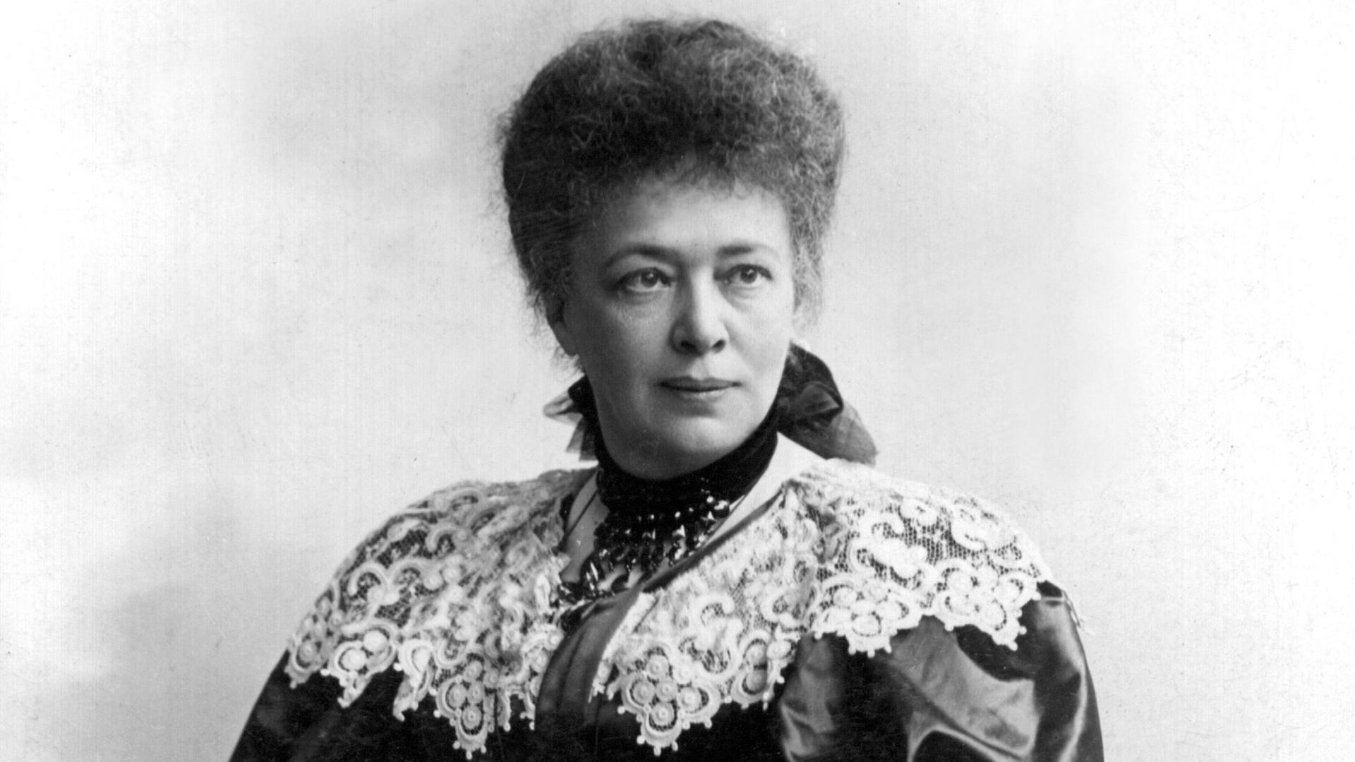 Bertha von Suttner (1843-1914), undatierte Aufnahme: Die österreichische Pazifistin und Schriftstellerin regte die Stiftung des Friedensnobelpreises an, mit dem sie selbst 1905 als erste Frau ausgezeichnet wurde. Bertha von Suttner (1843-1914), undatierte Aufnahme: Die österreichische Pazifistin und Schriftstellerin regte die Stiftung des Friedensnobelpreises an, mit dem sie selbst 1905 als erste Frau ausgezeichnet wurde.