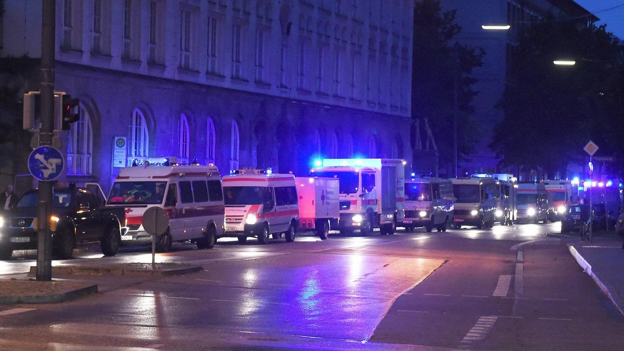 Rettungs- und Polizeifahrzuge stehen in München nahe dem Hauptbahnhof. Bei Schüssen am Olympia-Einkaufszentrum in München hat es Tote und Verletzte gegeben