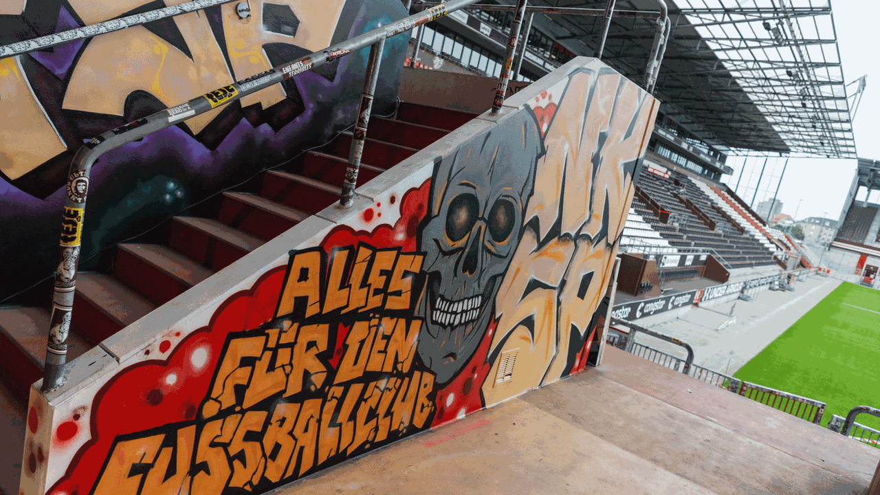 Ein Grafitti mit der Aufschrift "Alles für den Fussballclub" in Hamburg in den Katakomben des Millerntor-Stadions. 