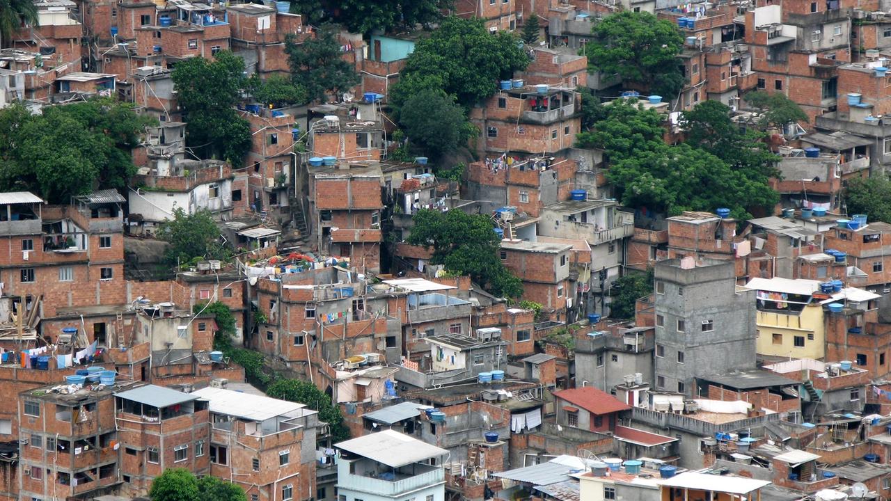 Die Favela Rocinha am 02.12.2007 in Rio de Janeiro (Brasilien). Die Favela Rocinha im Süden Rios gilt mit ca. 250.000 Einwohnern als größtes Armenviertel in Lateinamerika. Die Favela Rocinha am 02.12.2007 in Rio de Janeiro (Brasilien). Die Favela Rocinha im Süden Rios gilt mit ca. 250.000 Einwohnern als größtes Armenviertel in Lateinamerika.