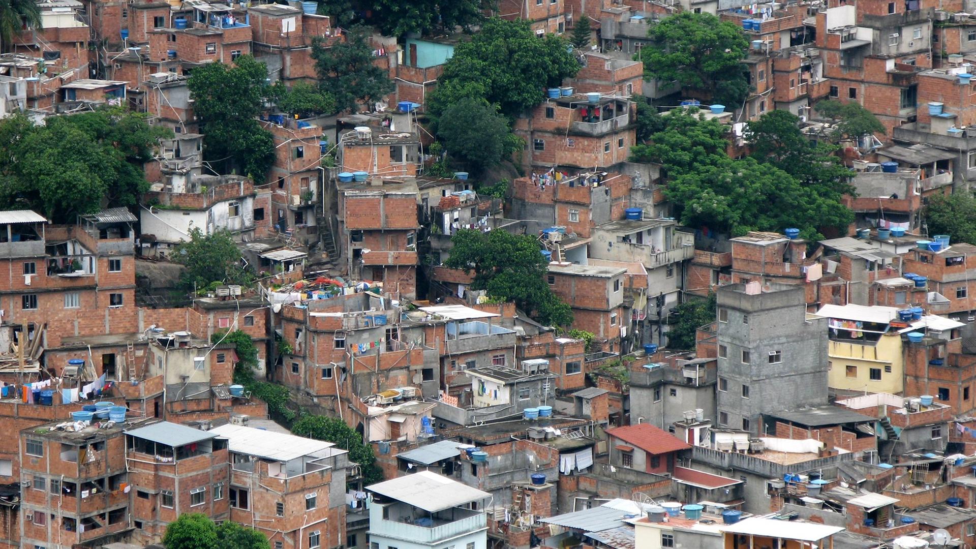 Die Favela Rocinha am 02.12.2007 in Rio de Janeiro (Brasilien). Die Favela Rocinha im Süden Rios gilt mit ca. 250.000 Einwohnern als größtes Armenviertel in Lateinamerika.