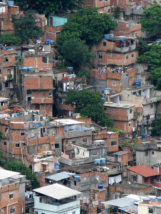 Die Favela Rocinha am 02.12.2007 in Rio de Janeiro (Brasilien). Die Favela Rocinha im Süden Rios gilt mit ca. 250.000 Einwohnern als größtes Armenviertel in Lateinamerika.
