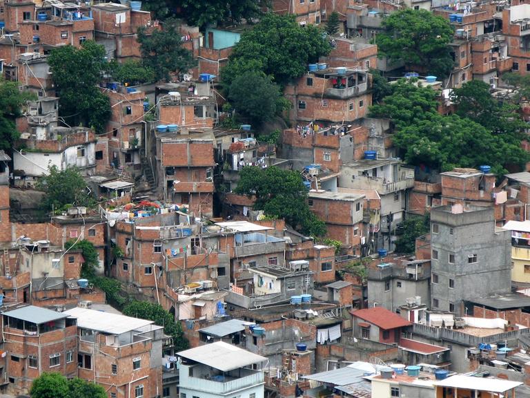 Die Favela Rocinha am 02.12.2007 in Rio de Janeiro (Brasilien). Die Favela Rocinha im Süden Rios gilt mit ca. 250.000 Einwohnern als größtes Armenviertel in Lateinamerika.