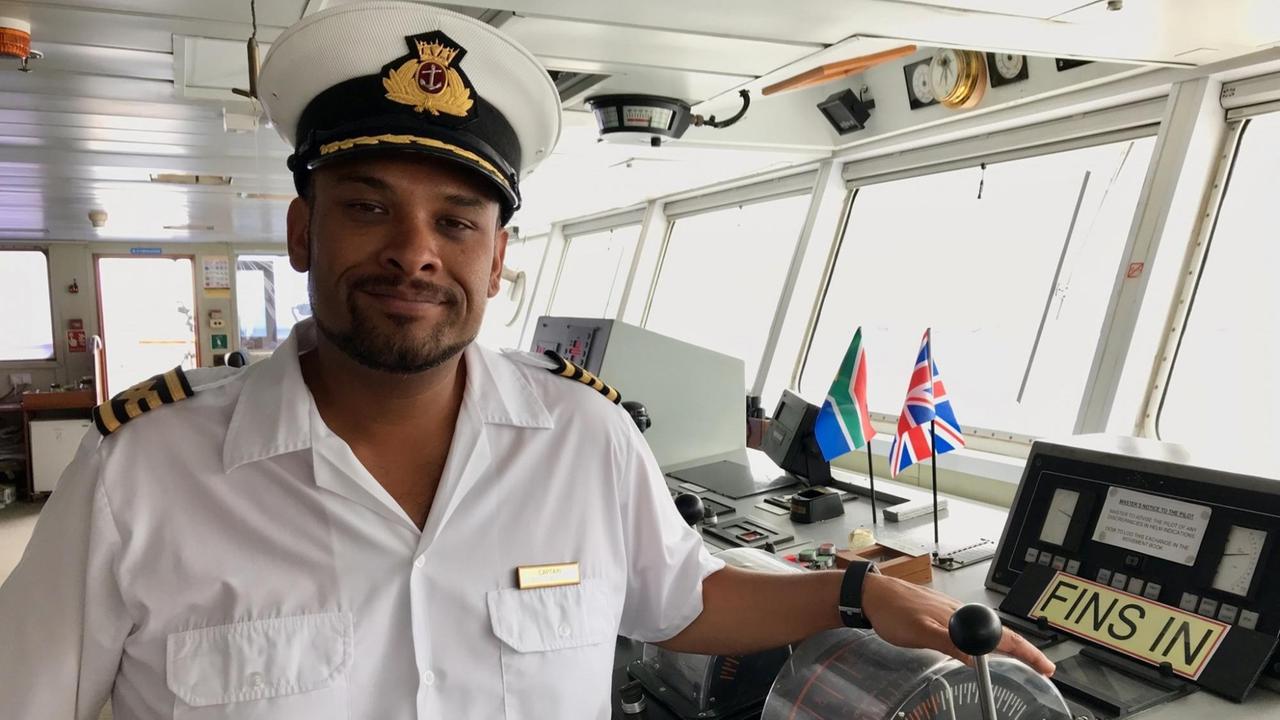 Kapitän Adam Williams mit weißer Uniform auf der Brücke des Postschiffs RMS St. Helena. Kapitän Adam Williams mit weißer Uniform auf der Brücke des Postschiffs RMS St. Helena.