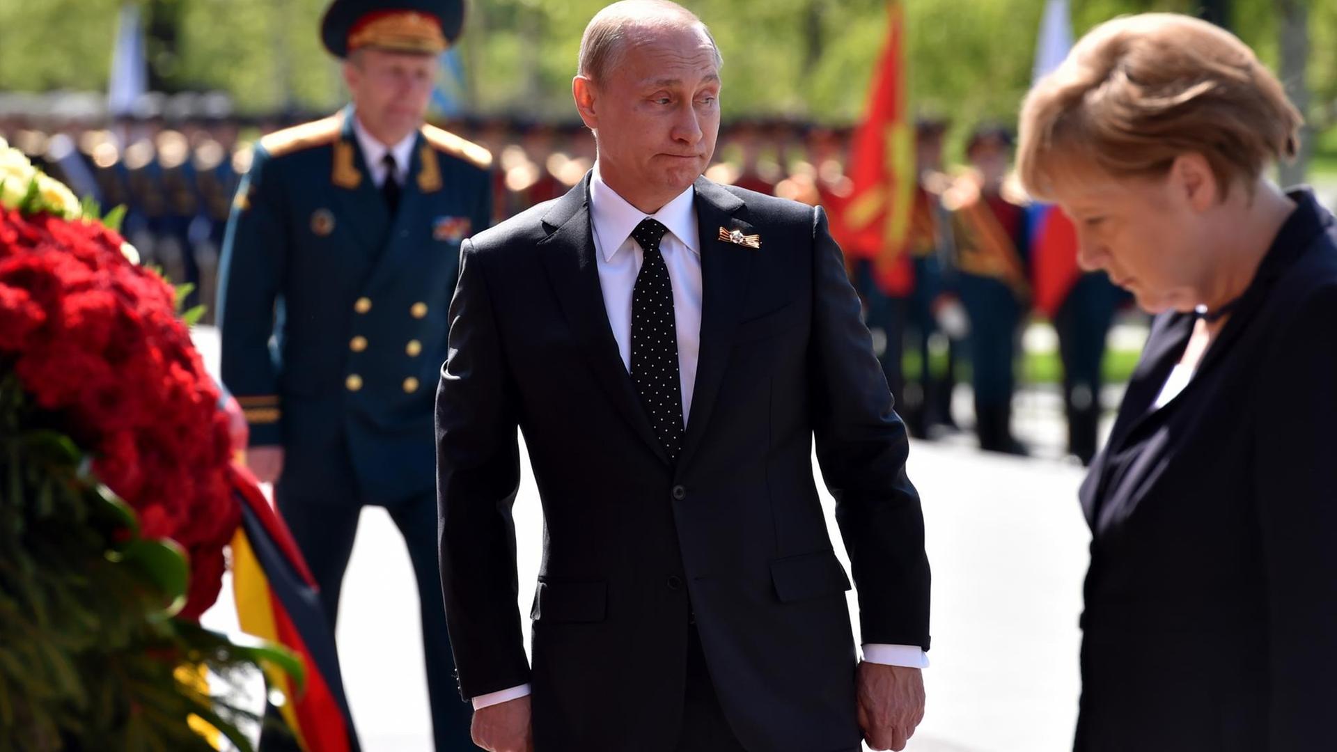Der russische Präsident Waldimir Putin (M.) und Bundeskanzlerin Angela Merkel bei der Kranzniederlegung am Grab des Unbekannten Soldaten auf dem Roten Platz in Moskau. Der russische Präsident Waldimir Putin (M.) und Bundeskanzlerin Angela Merkel bei der Kranzniederlegung am Grab des Unbekannten Soldaten auf dem Roten Platz in Moskau.
