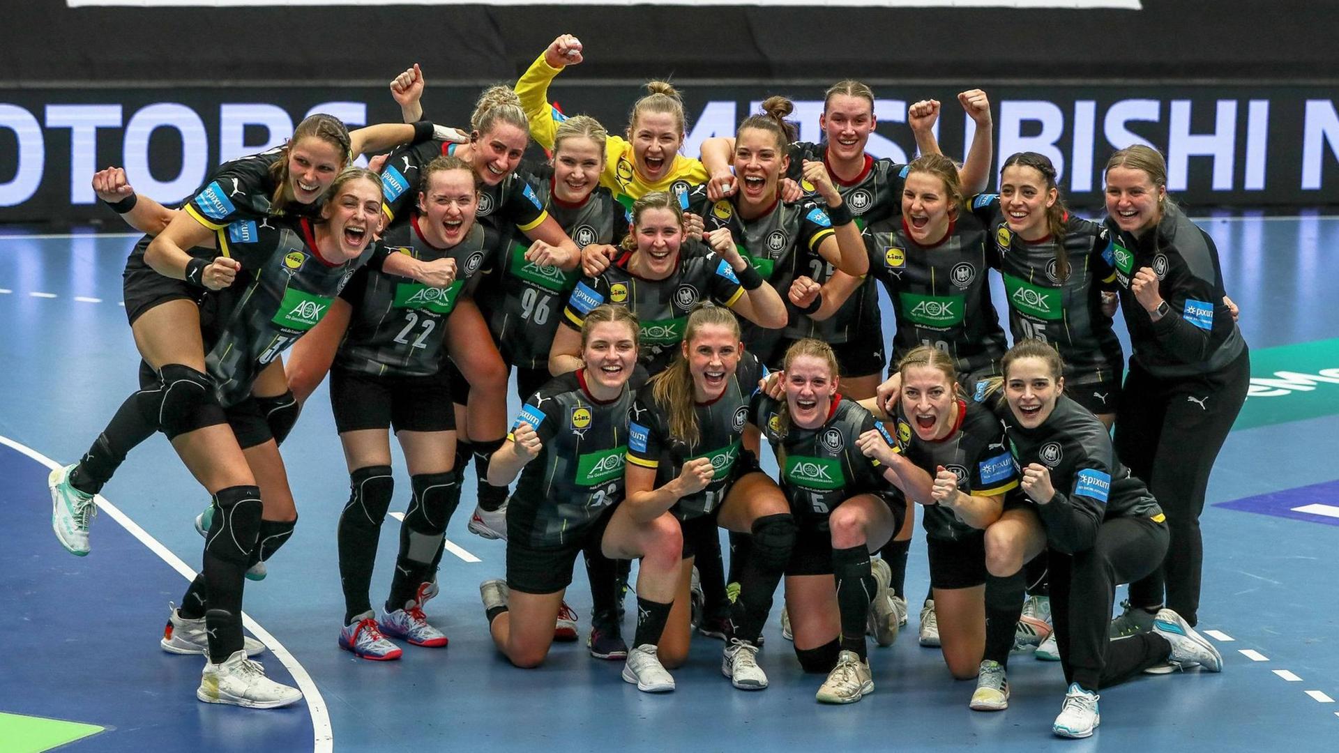 Die deutsche Hand-Ball-National-Mannschaft von den Frauen jubelt. Die deutsche Hand-Ball-National-Mannschaft von den Frauen jubelt.