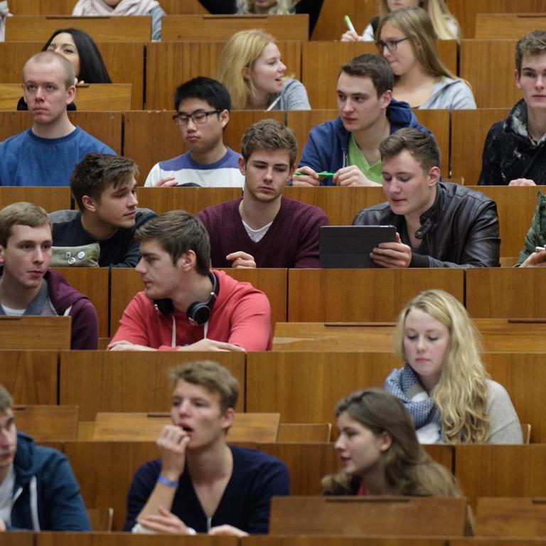 Studierende der Georg-August-Universität sitzen im Zentralen Hörsaalgebäude (ZHG).