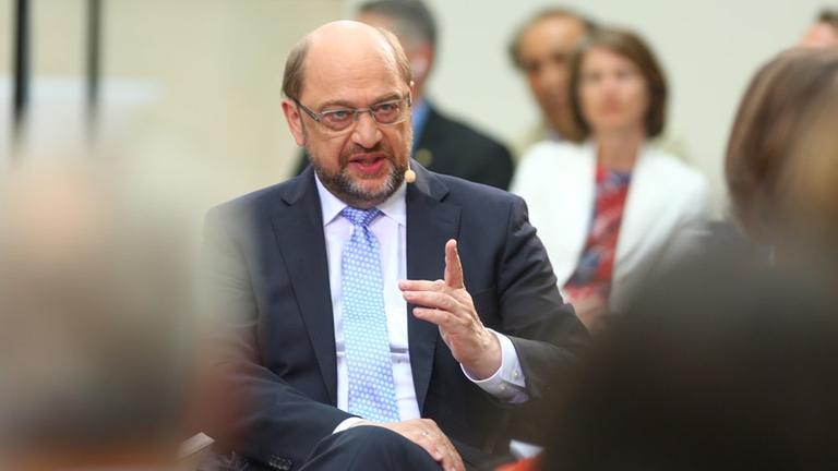 Forum Politik "Der Kampf ums Kanzleramt" Moderation Michaela Kolster (phoenix) und Stephan Detjen (Deutschlandfunk) mit Gast SPD-Spitzenkandidat Martin Schulz im Atrium der Deutschen Bank am 17.8.2017 in Berlin, Deutschland. Forum Politik "Der Kampf ums Kanzleramt" Moderation Michaela Kolster (phoenix) und Stephan Detjen (Deutschlandfunk) mit Gast SPD-Spitzenkandidat Martin Schulz im Atrium der Deutschen Bank am 17.8.2017 in Berlin, Deutschland.