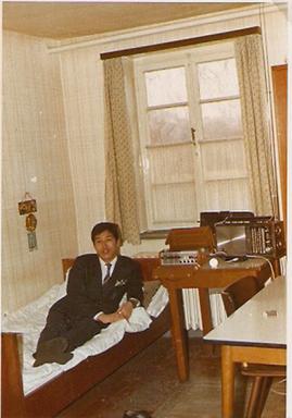 Der Vater von Publizist Martin Hyun liegt mit Anzug und Krawatte auf einem schmalen Bett. Der Vater von Publizist Martin Hyun liegt mit Anzug und Krawatte auf einem schmalen Bett.