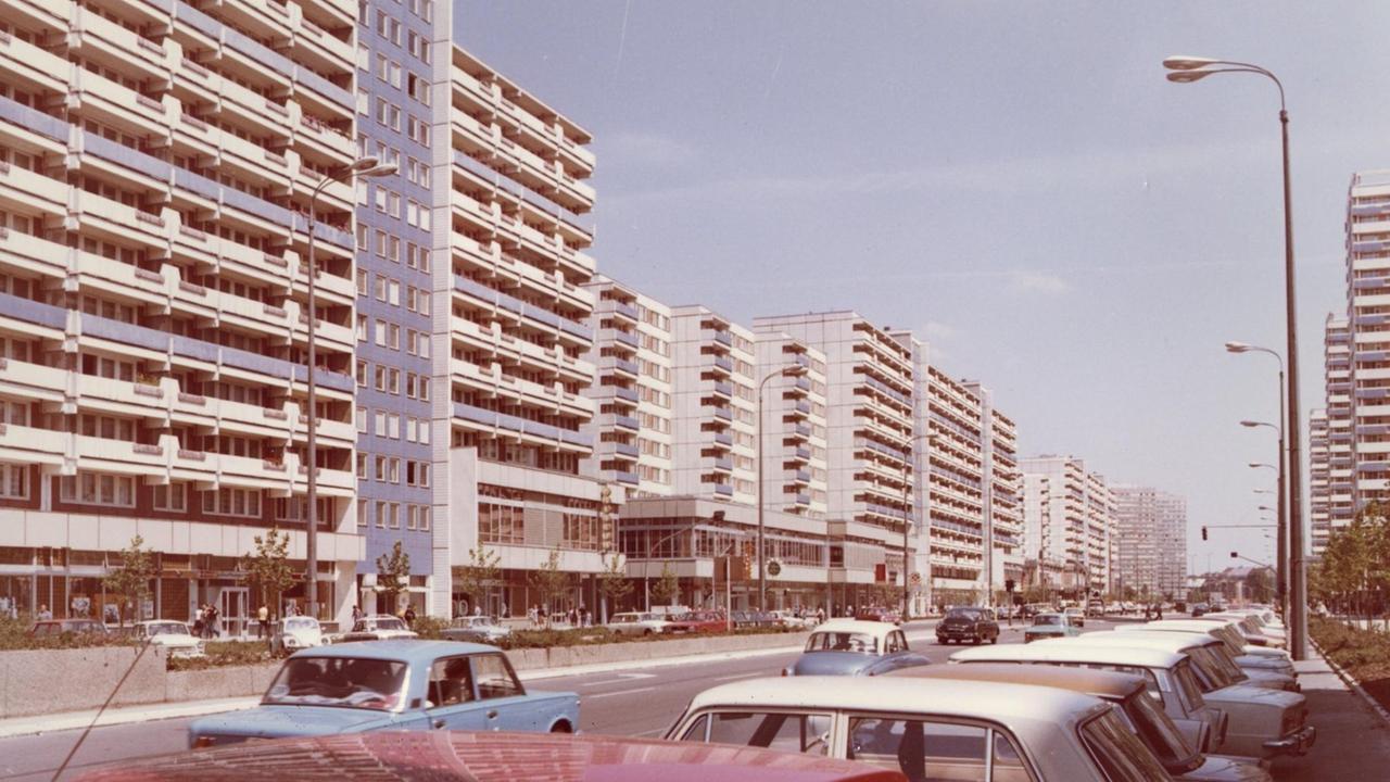 Plattenbauten in der Leipziger Straße in Berlin in typischer Anmutung einer leicht farbverschobenen Fotografie aus den 70ern und frühen 80ern. Plattenbauten in der Leipziger Straße in Berlin in typischer Anmutung einer leicht farbverschobenen Fotografie aus den 70ern und frühen 80ern.