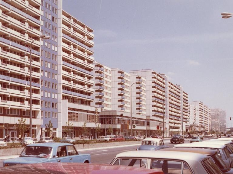 Plattenbauten in der Leipziger Straße in Berlin in typischer Anmutung einer leicht farbverschobenen Fotografie aus den 70ern und frühen 80ern.