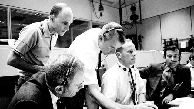 Anspannung im Kontrollzentrum während der Rettung von Apollo 13 (ganz rechts mit Pfeife der Astronaut John Young)
