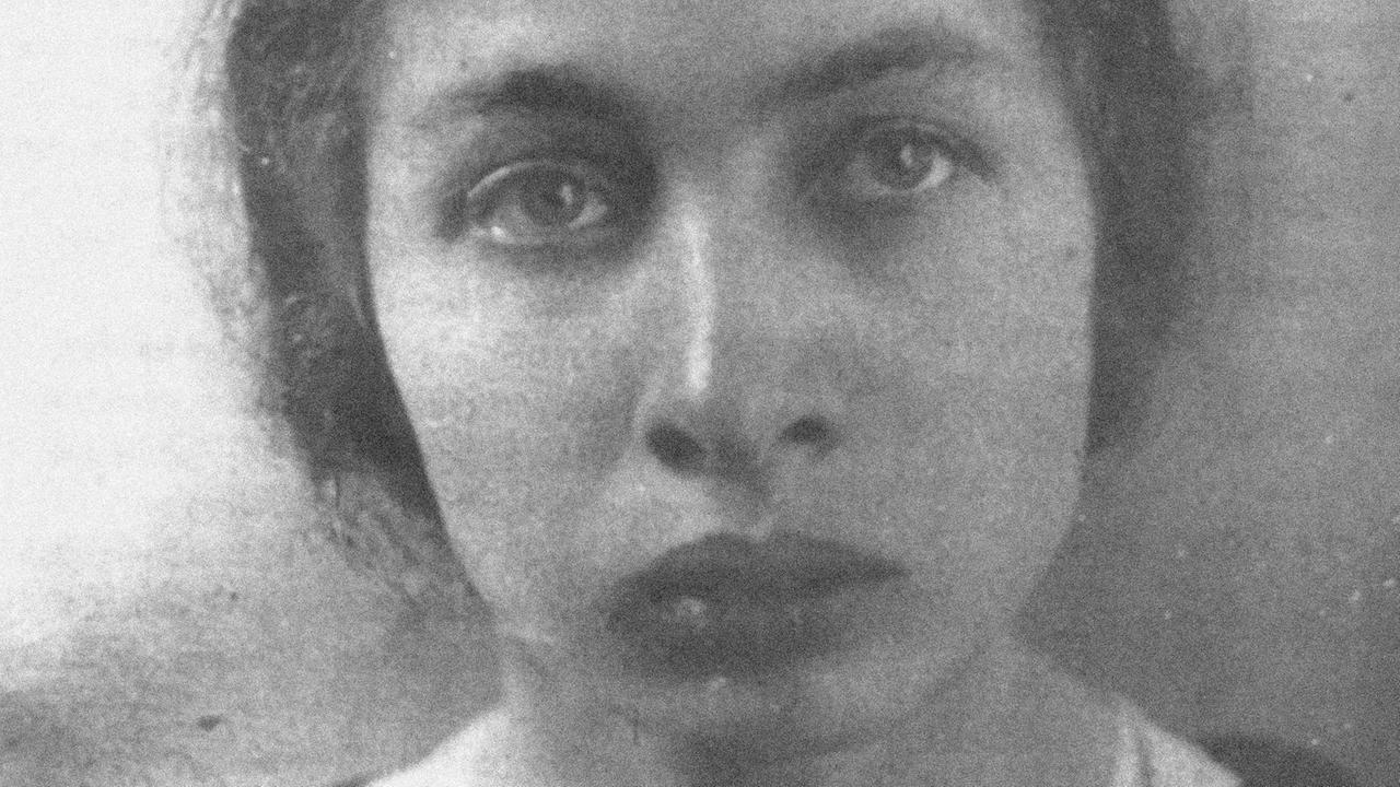 Fani Kaplan, auch Fanny, Fanni oder Fanja, 1890-1918; sie war eine russische Anarchistin und Sozialrevolutionärin, die heute vor allem für ihr Attentat auf Lenin bekannt ist, das sie 1918 begangen haben soll. Fani Kaplan, auch Fanny, Fanni oder Fanja, 1890-1918; sie war eine russische Anarchistin und Sozialrevolutionärin, die heute vor allem für ihr Attentat auf Lenin bekannt ist, das sie 1918 begangen haben soll.