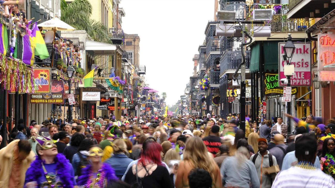 Hunderte Menschen drängen sich in einer kleinen Straße in New Orleans entlang. Hunderte Menschen drängen sich in einer kleinen Straße in New Orleans entlang.