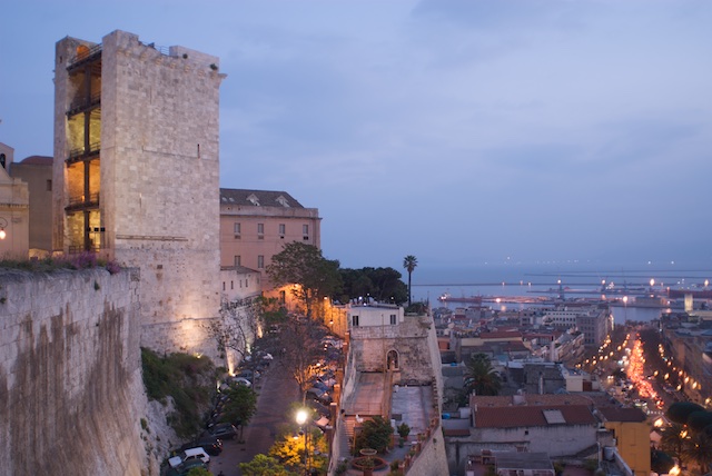 Der Elefantenturm, einer der zwei mittelalterlichen Haupteingänge der oberen Altstadt, dem Castello-Viertel, im Hintergrund der Hafen und der Golf der Engel. Der Elefantenturm, einer der zwei mittelalterlichen Haupteingänge der oberen Altstadt, dem Castello-Viertel, im Hintergrund der Hafen und der Golf der Engel.