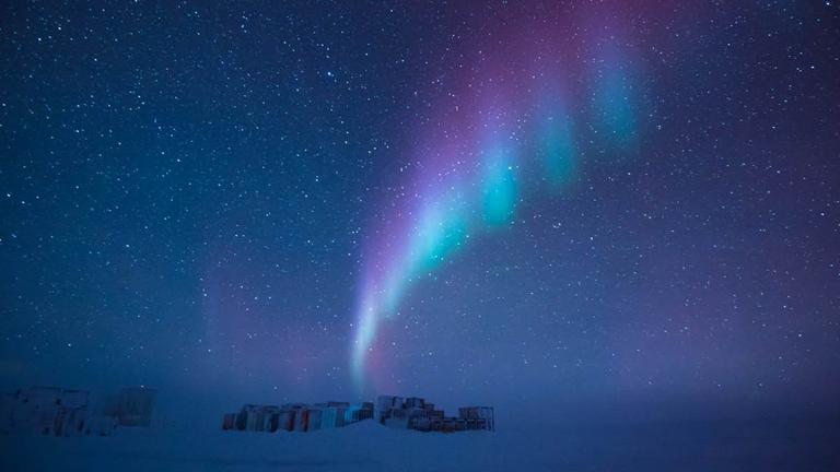 Polarlicht über der Concordia-Station in der Antarktis.