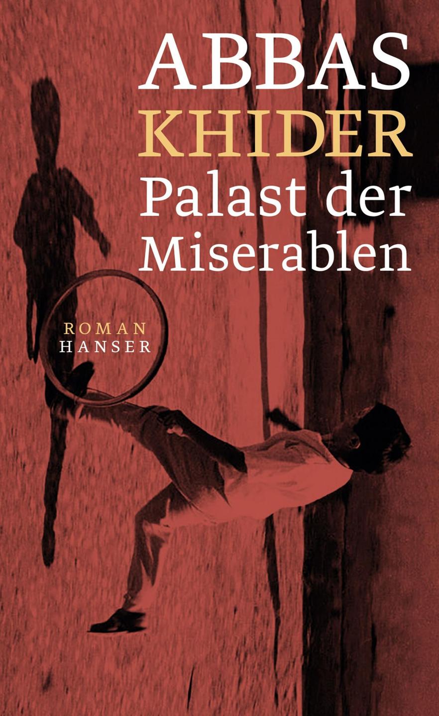 "Palast der Miserablen" von Abbas Khider. Zu sehen ist ein historisches Foto von einem Kind, das mit einem Holzreifen spielt. "Palast der Miserablen" von Abbas Khider. Zu sehen ist ein historisches Foto von einem Kind, das mit einem Holzreifen spielt.