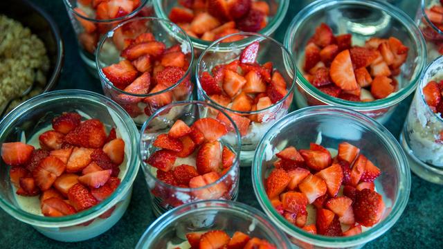 Geschnittene Erdbeeren in Gläsern