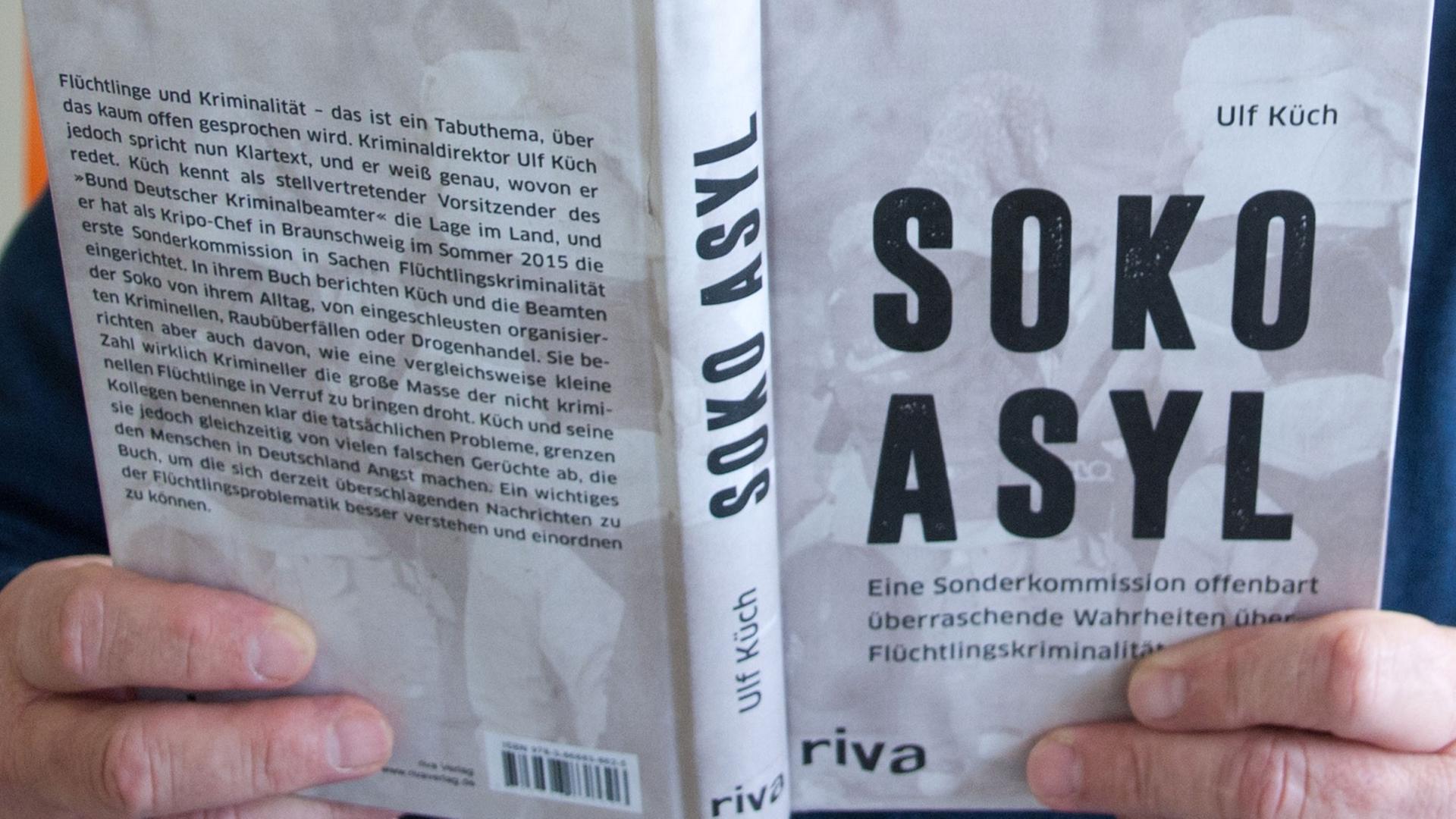 Ulf Küch mit seinem Buch Soko Asyl Ulf Küch mit seinem Buch Soko Asyl