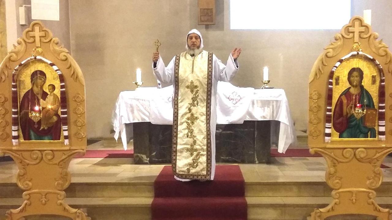 Der Erzpriester Girgis El Moharaky bei einem Gottesdienst Der Erzpriester Girgis El Moharaky bei einem Gottesdienst