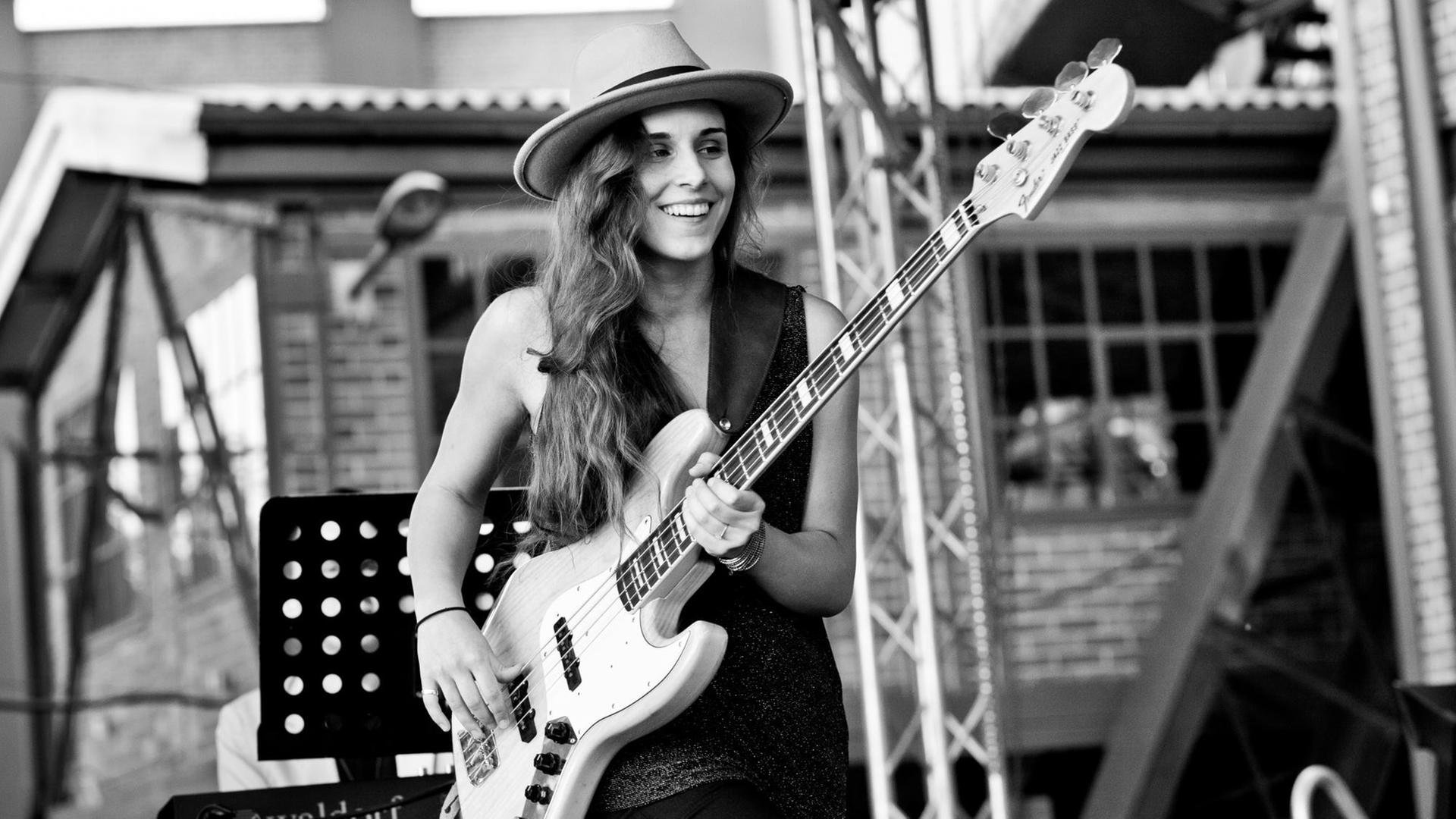 Kinga Glyk auf der Bühne mit ihrem Bass. Kinga Glyk auf der Bühne mit ihrem Bass.