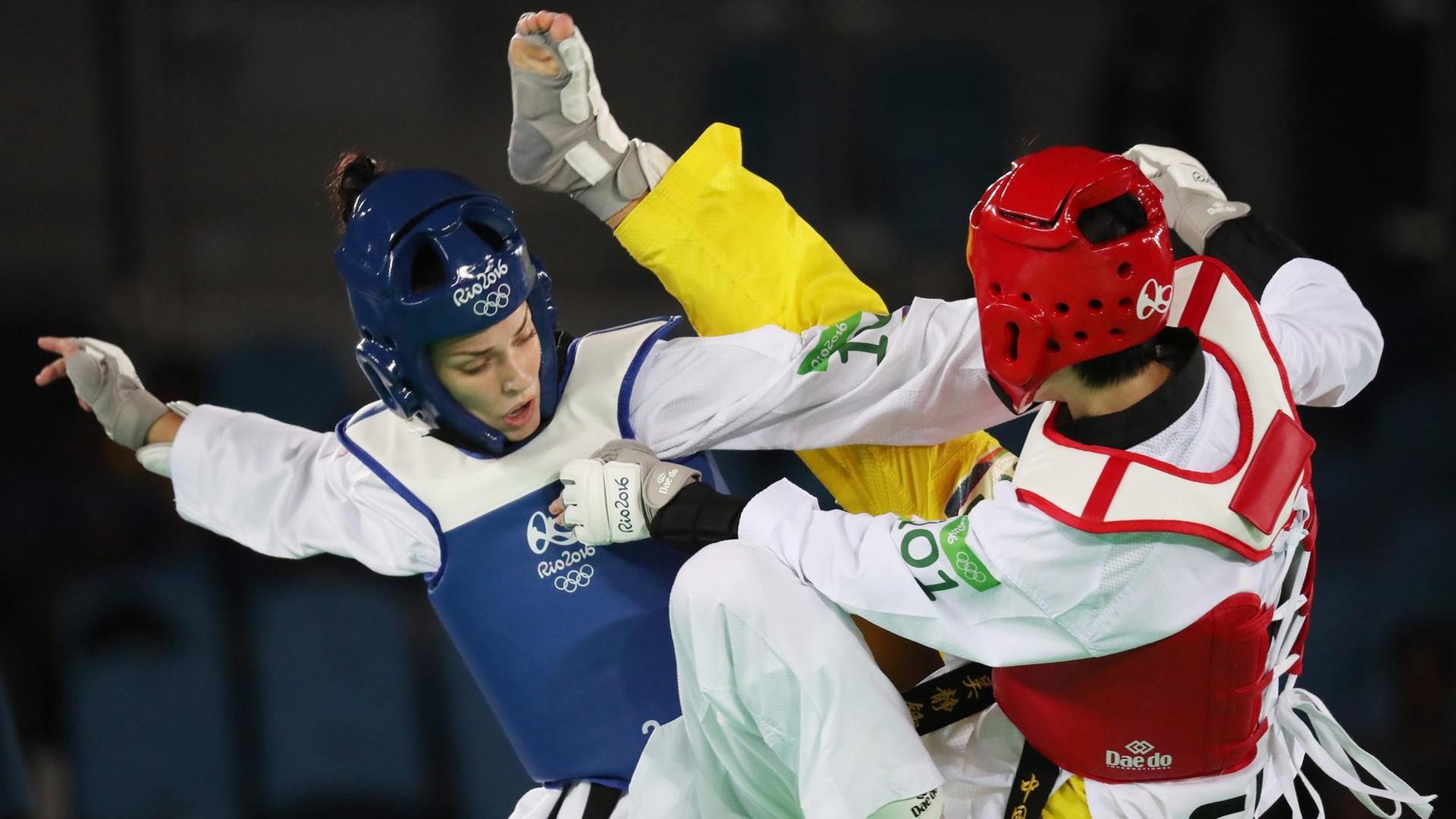 Die Taekwondo-Kämpderinnen Tijana Bogdanovic und Jingyu Wu of China während der Olympischen Spiele in Rio 2016. Die Taekwondo-Kämpderinnen Tijana Bogdanovic und Jingyu Wu of China während der Olympischen Spiele in Rio 2016.