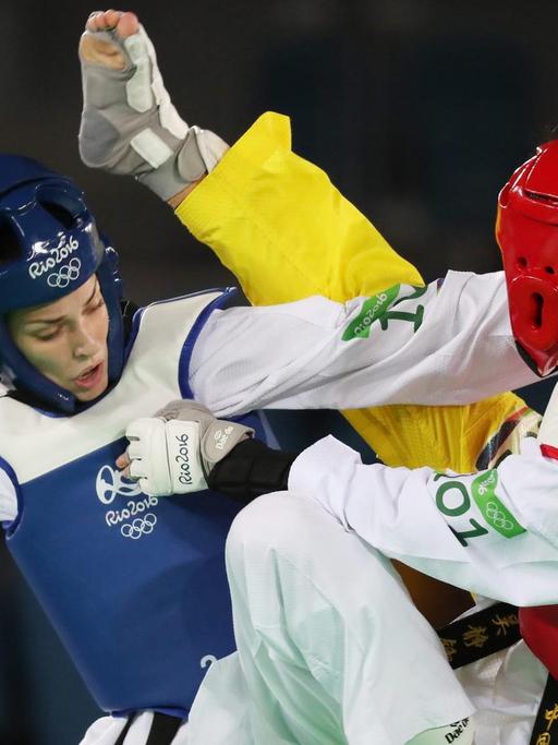 Die Taekwondo-Kämpderinnen Tijana Bogdanovic und Jingyu Wu of China während der Olympischen Spiele in Rio 2016.
