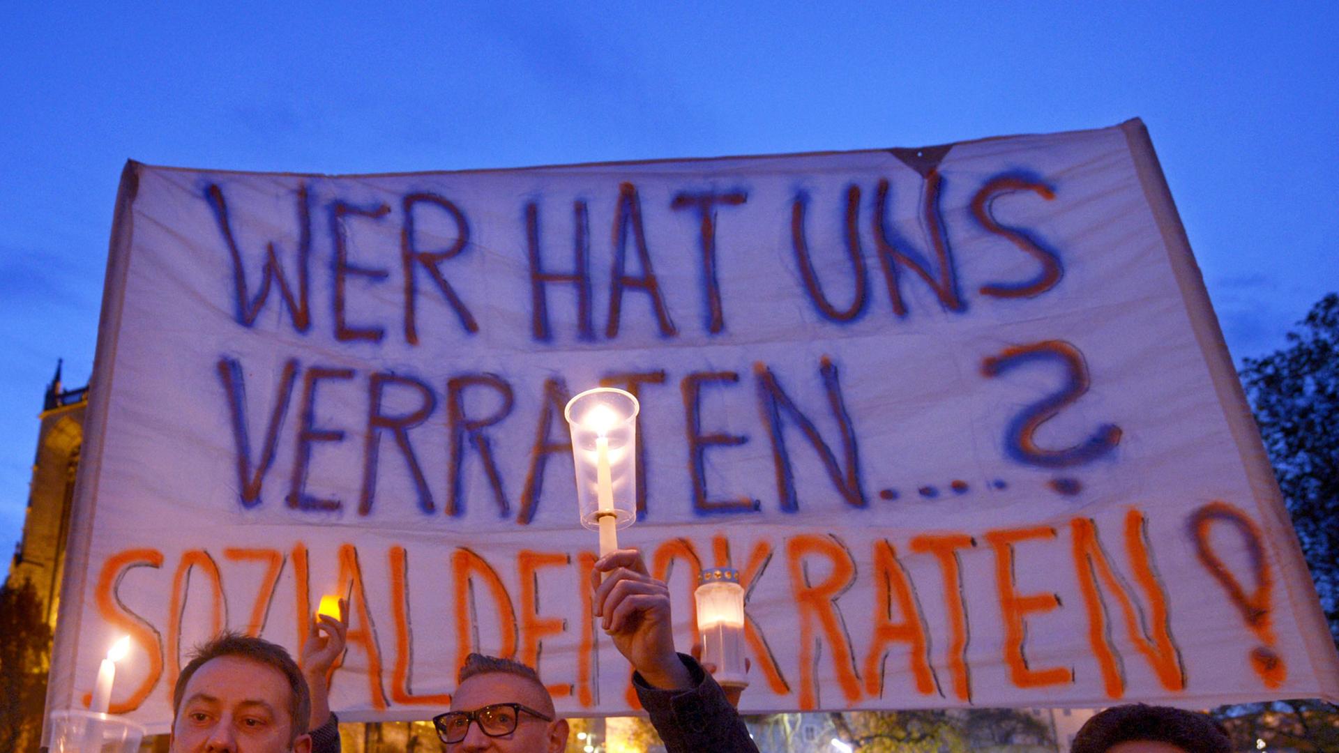 Teilnehmer einer Protestaktion gegen eine mögliche rot-rot-grüne Landesregierung in Thüringen halten auf dem Domplatz in Erfurt ein Banner mit der Aufschrift "Wer hat uns verraten...? Sozialdemokraten!" hoch. Teilnehmer einer Protestaktion gegen eine mögliche rot-rot-grüne Landesregierung in Thüringen halten auf dem Domplatz in Erfurt ein Banner mit der Aufschrift "Wer hat uns verraten...? Sozialdemokraten!" hoch.