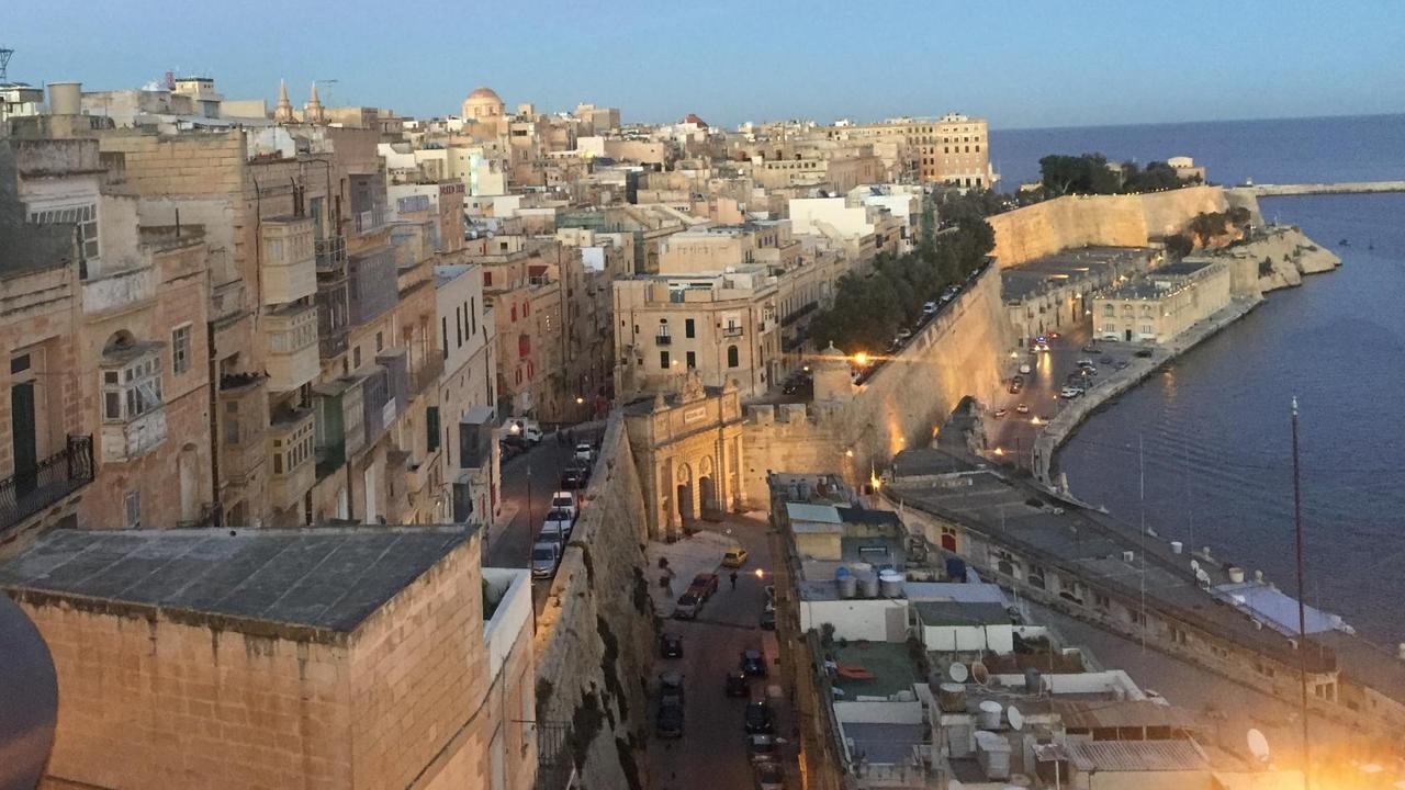 Valletta mit kleinen Gassen und Häusern bis zum Wasser, wo sich das Fort Sant’Elmo befindet.