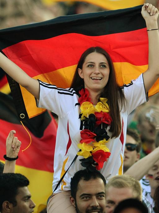 Deutsche Fußball-Fans vor dem Brandenburger Tor