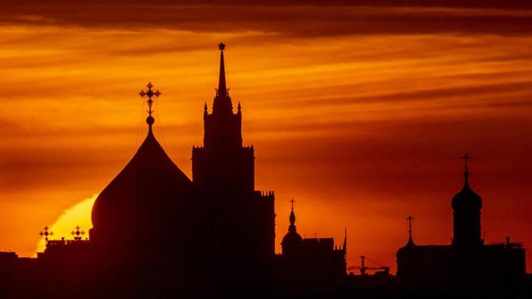 Hinter den Kuppeln einer Kirche in Moskau geht die Sonne unter. Hinter den Kuppeln einer Kirche in Moskau geht die Sonne unter.
