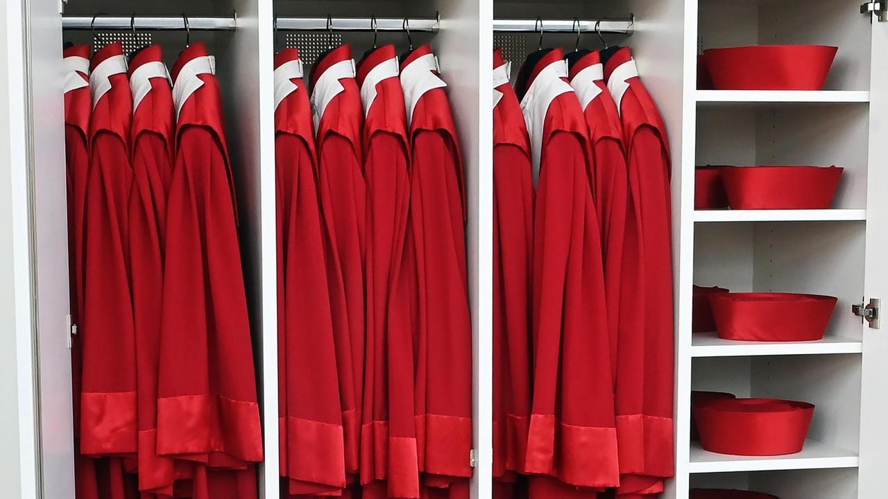 Baden-Württemberg, Karlsruhe: Beim Tag der offenen Tür im Bundesverfassungsgericht wird der Schrank gezeigt, in dem die roten Roben der Bundesverfassungsrichter aufbewahrt werden. Rote Roben hängen an Bügeln, daneben werden die ebenfalls signalroten Mützen aufbewahrt. Baden-Württemberg, Karlsruhe: Beim Tag der offenen Tür im Bundesverfassungsgericht wird der Schrank gezeigt, in dem die roten Roben der Bundesverfassungsrichter aufbewahrt werden. Rote Roben hängen an Bügeln, daneben werden die ebenfalls signalroten Mützen aufbewahrt.
